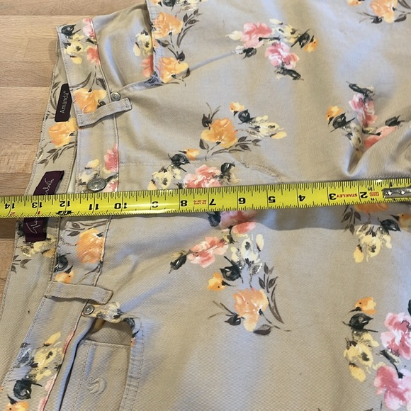 Gloria Vanderbilt Amanda floral rose print tan capris size 16 petite 19” inseam - Picture 6 of 9